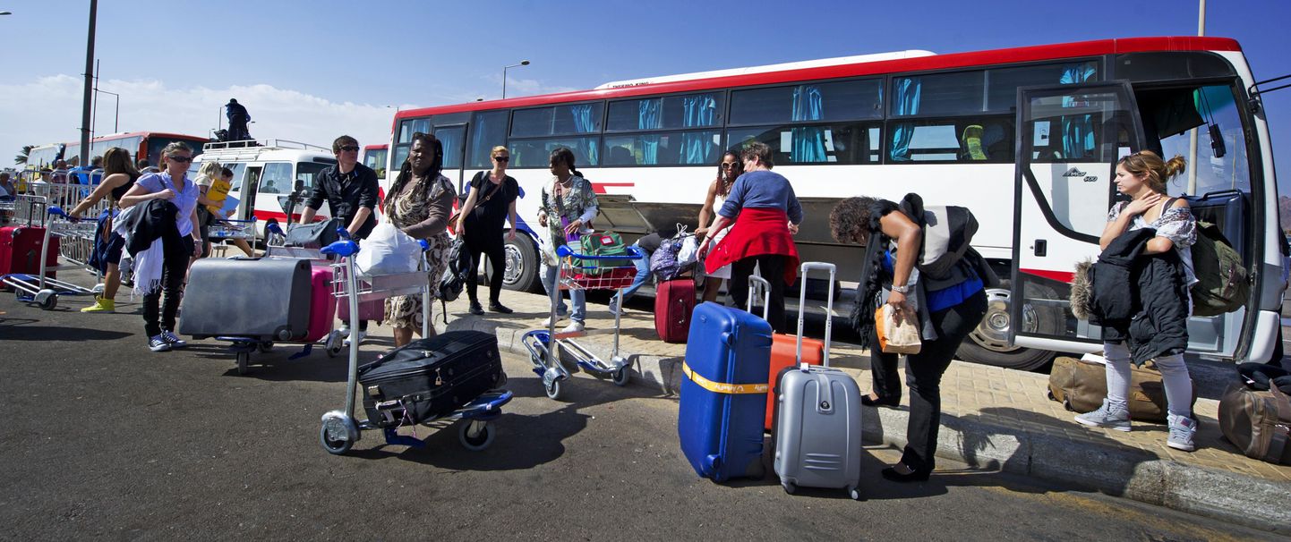 Reisijad Sharm el-Sheikh lennujaama ees.