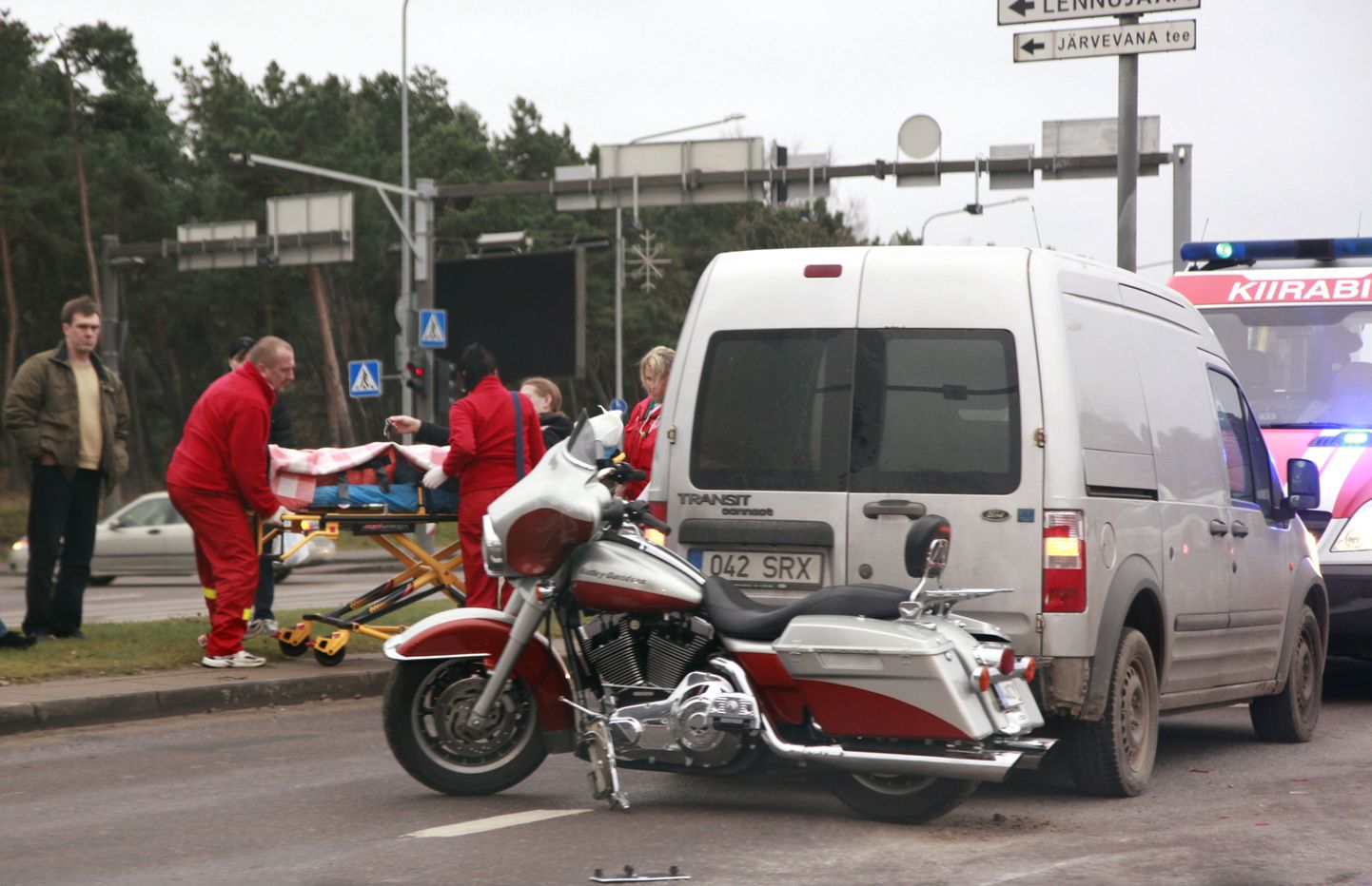 Mootorrattur sattus Pärnu maanteel avariisse.