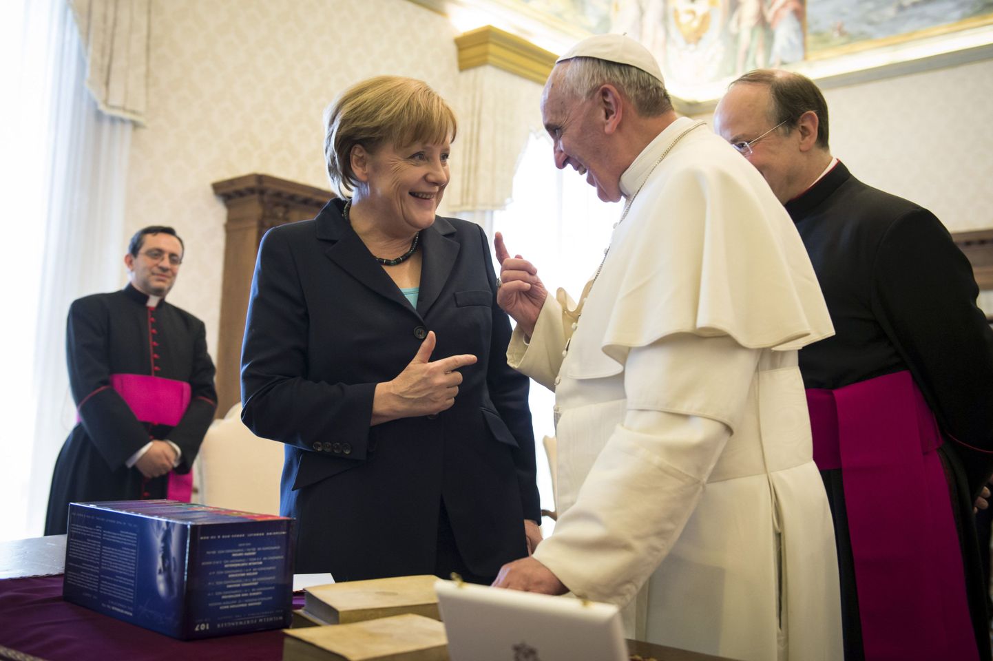 Paavst Franciscus ja Saksamaa kantsler Angela Merkel vahetavad Vatikanis kingitusi.