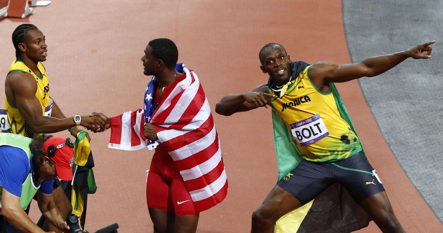 Justin Gatlin (keskel) õnnitlemas Yohan Blake'i. Paremal võitu tähistav Usain Bolt.