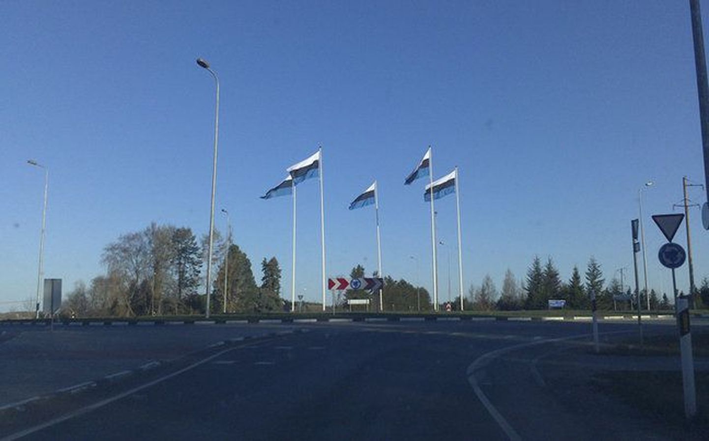 Флаги на въезде в Раквере.