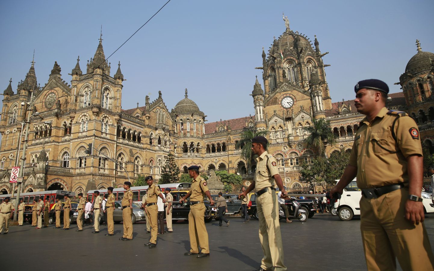 India politseinikud täna Mumbais asuva Chhatrapati Shivaji rongijaama juures.