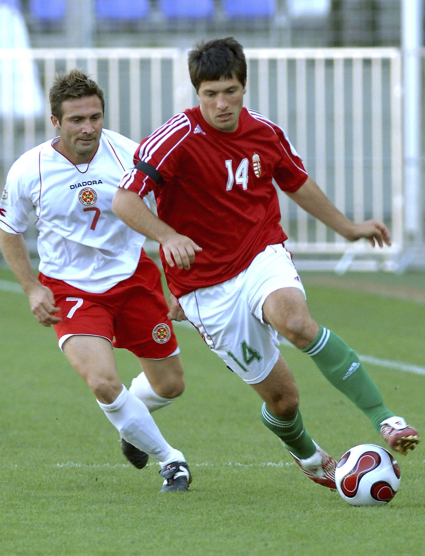 Кевин Саммут (слева)в отборочном матче против сборной Венгрии.