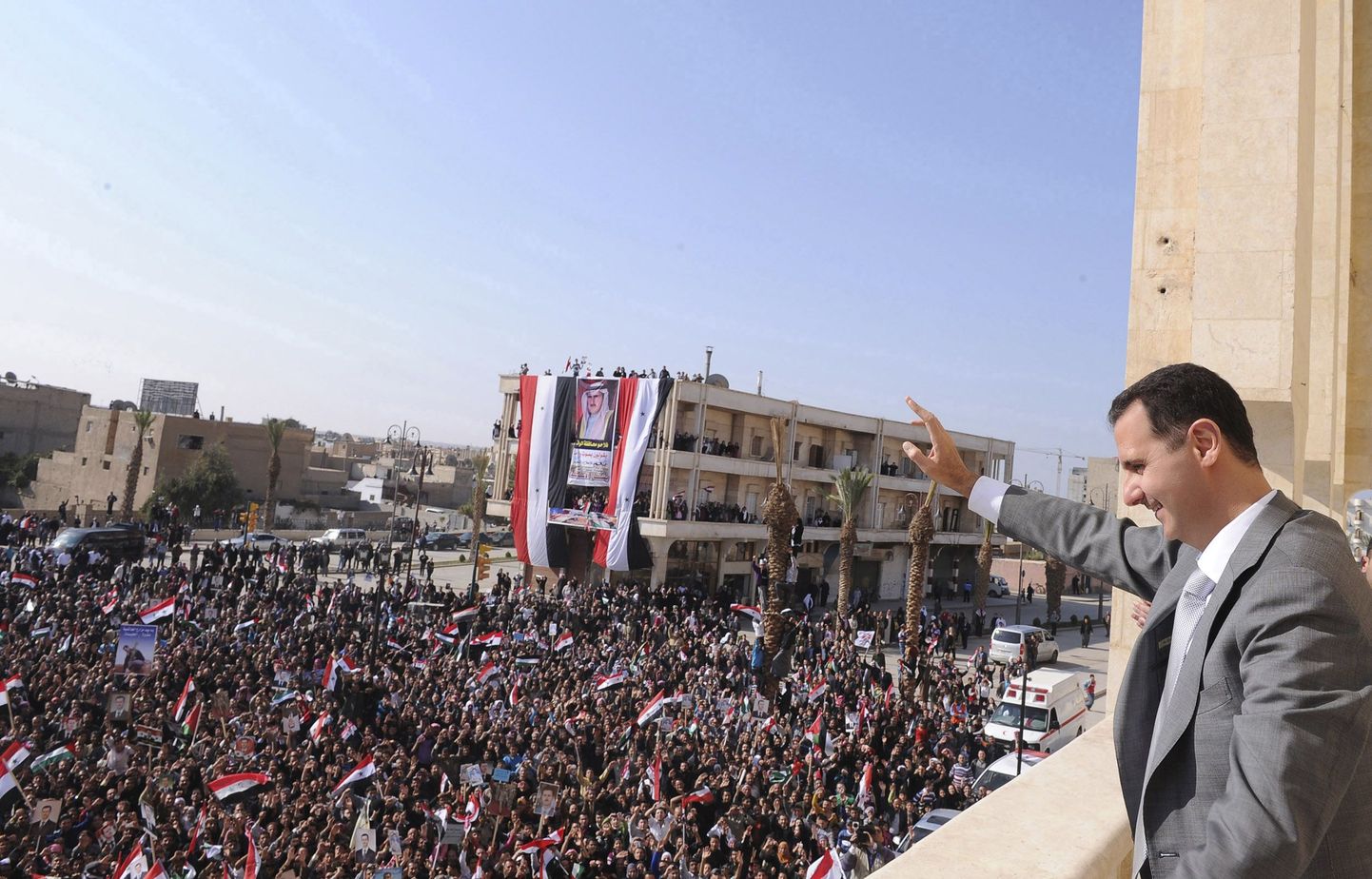 Süüria president Bashar al-Assad pühapäeval Raqqa linnas rahvamassi tervitamas.