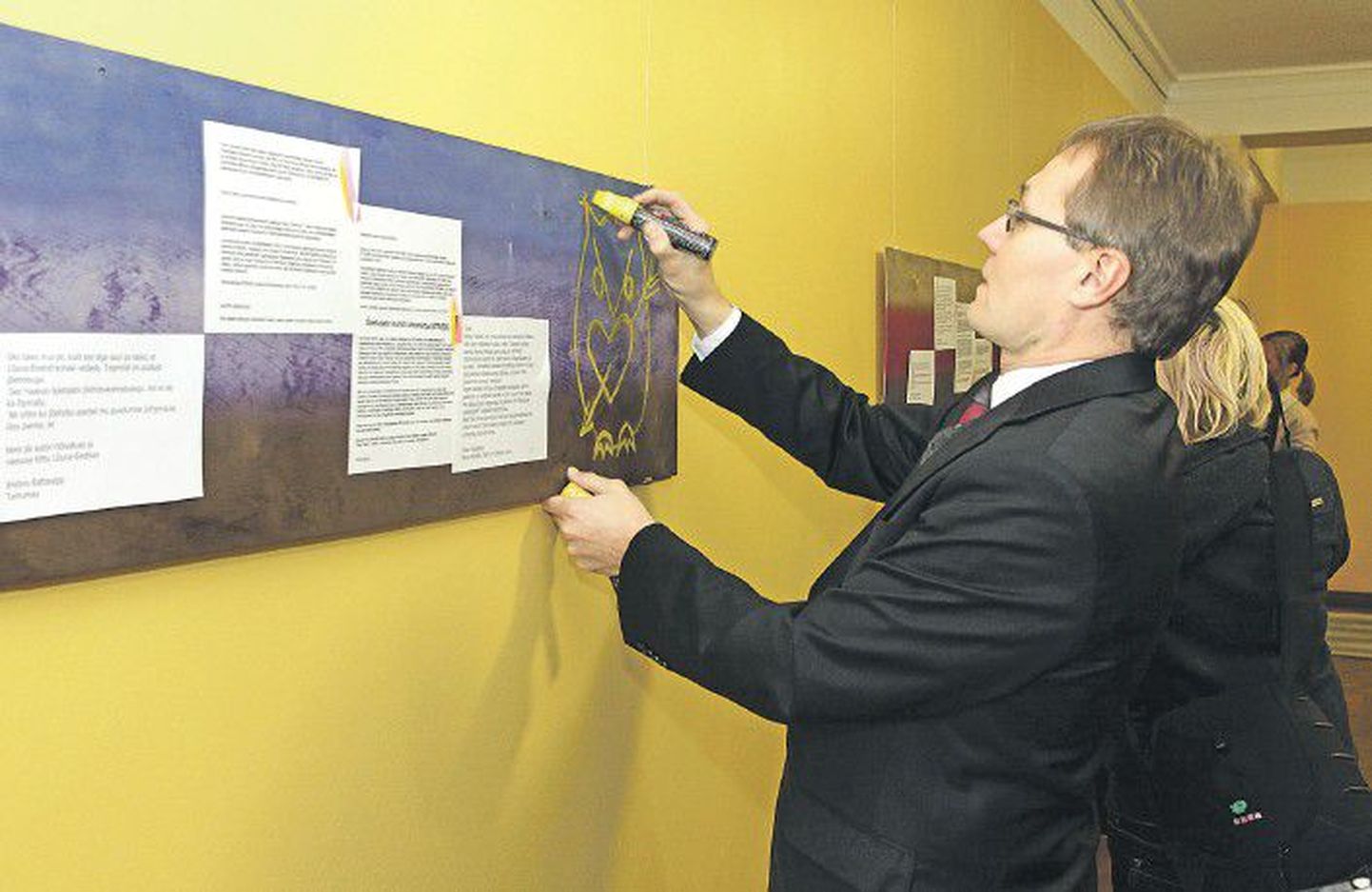 Бывший министр образования, а ныне депутат Тынис Лукас в качестве послания учителям нарисовал сову.