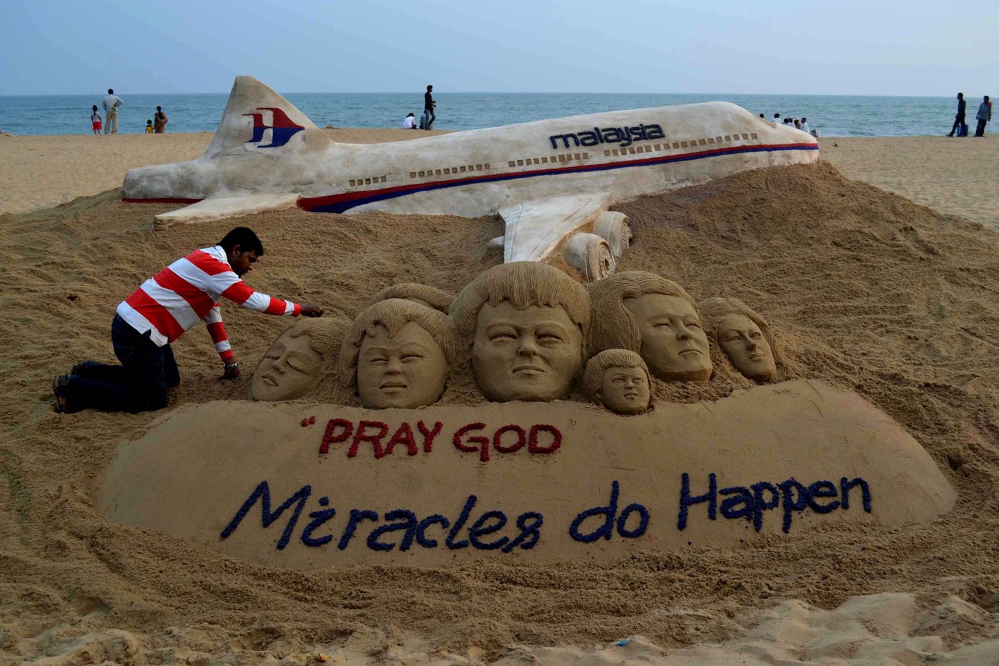 India liivakunstniku Sudersan Pattnaiki kadunud lennukis viibinud inimestele pühendatud teos.