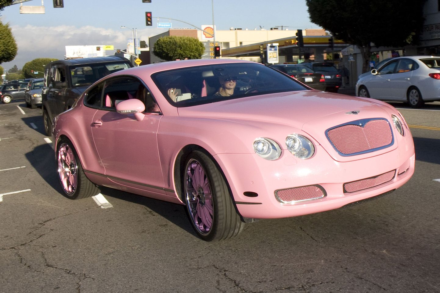 Paris Hiltoni roosa Bentley