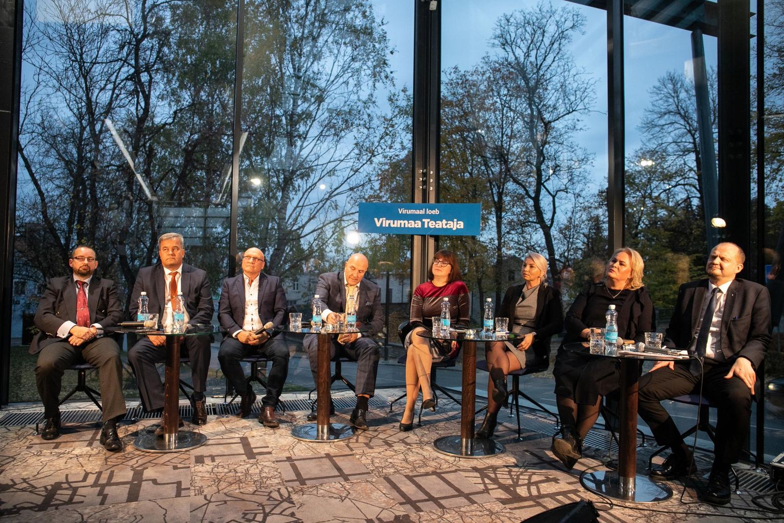 Linnapeakandidaatide debatil osalesid (vasakult) roheliste linnapeakandidaat Mart Viisitamm, Isamaa esinumber Mihkel Juhkami, Rainer Miltop (Eesti 200), valimisliidu Rakvere Heaks esinumber Andres Jaadla, sotsiaaldemokraat Laila Talunik, reformierakonna kandidaat Liivika Toming, keskerakondlane Triin Varek ja Anti Poolamets (EKRE).