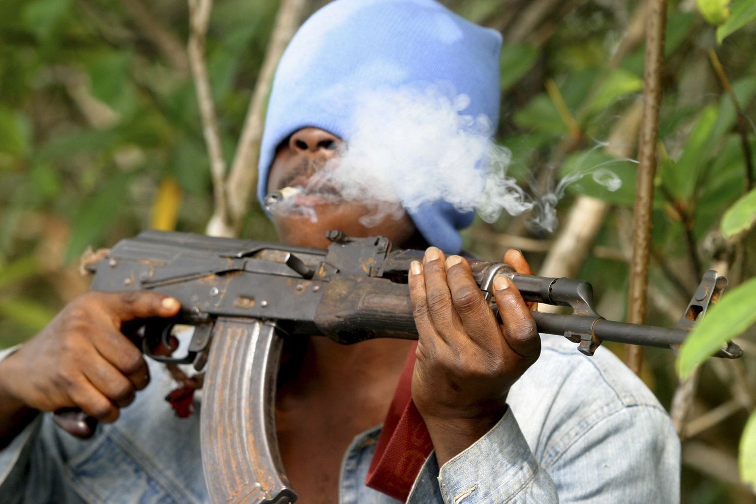 Terrorist AK47ga Nigeri deltas juulis 2008. Piirkond on rahutu ja seal võimutsevad erinevad sõjalised ja bandiitlikud grupeeringud.
