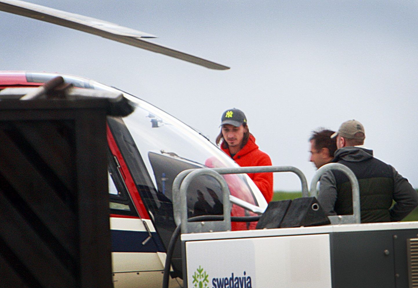 Zlatan Ibrahimovic Östersund lennujaamas helikopterisse sisenemas.
