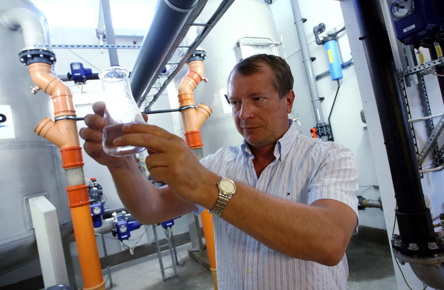 Water Technology Partnersi juhatuse liige Tiit Kivimäe näitab uuest puhastusjaamast saadavat vett, mis on erinevalt paljude Eesti inimeste kraaniveest puhastatud ka radioaktiivsusest.