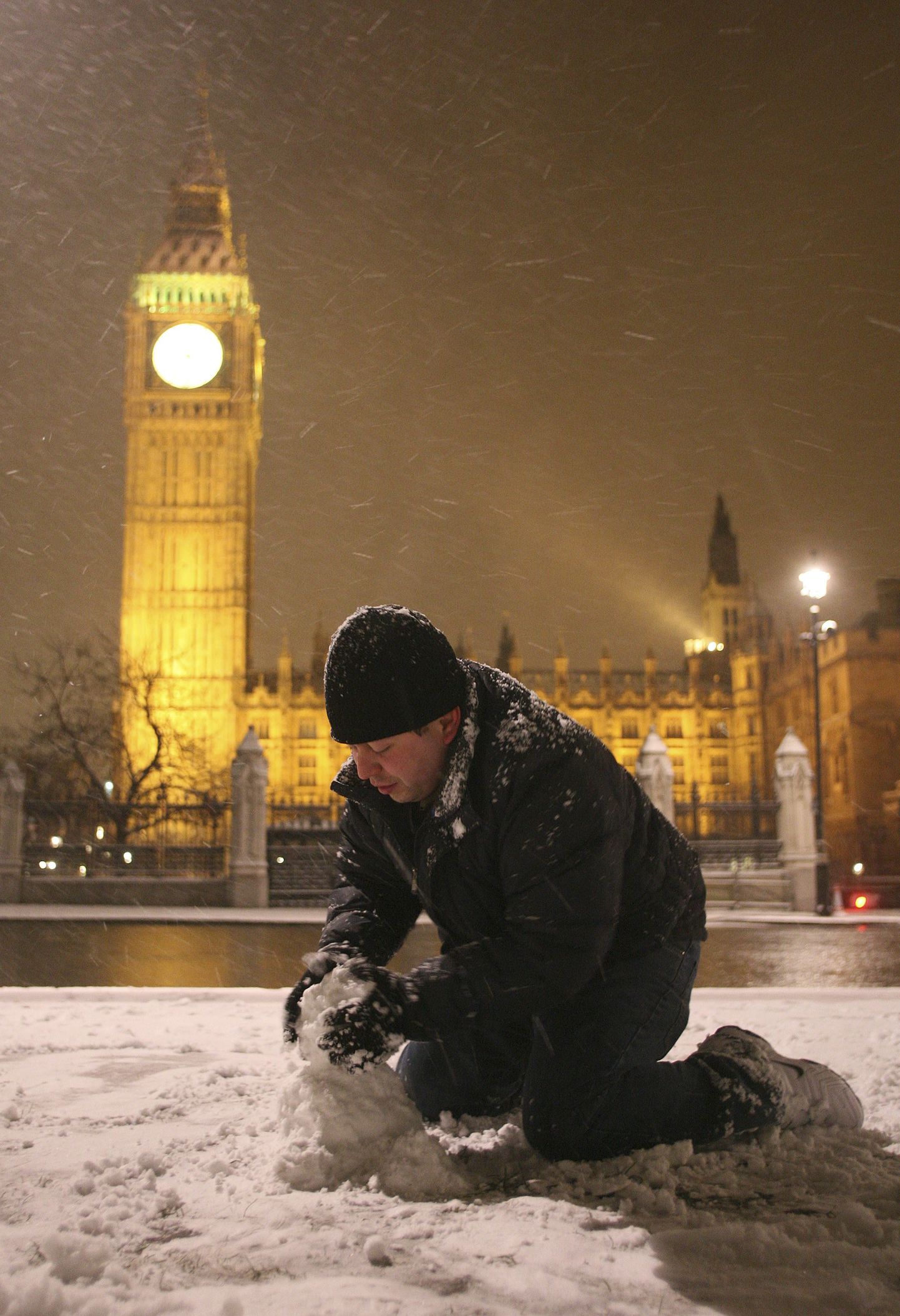 Турист из Мексики Роджер Аларкон делает снеговика в центре Лондона после снегопада 1 февраля.