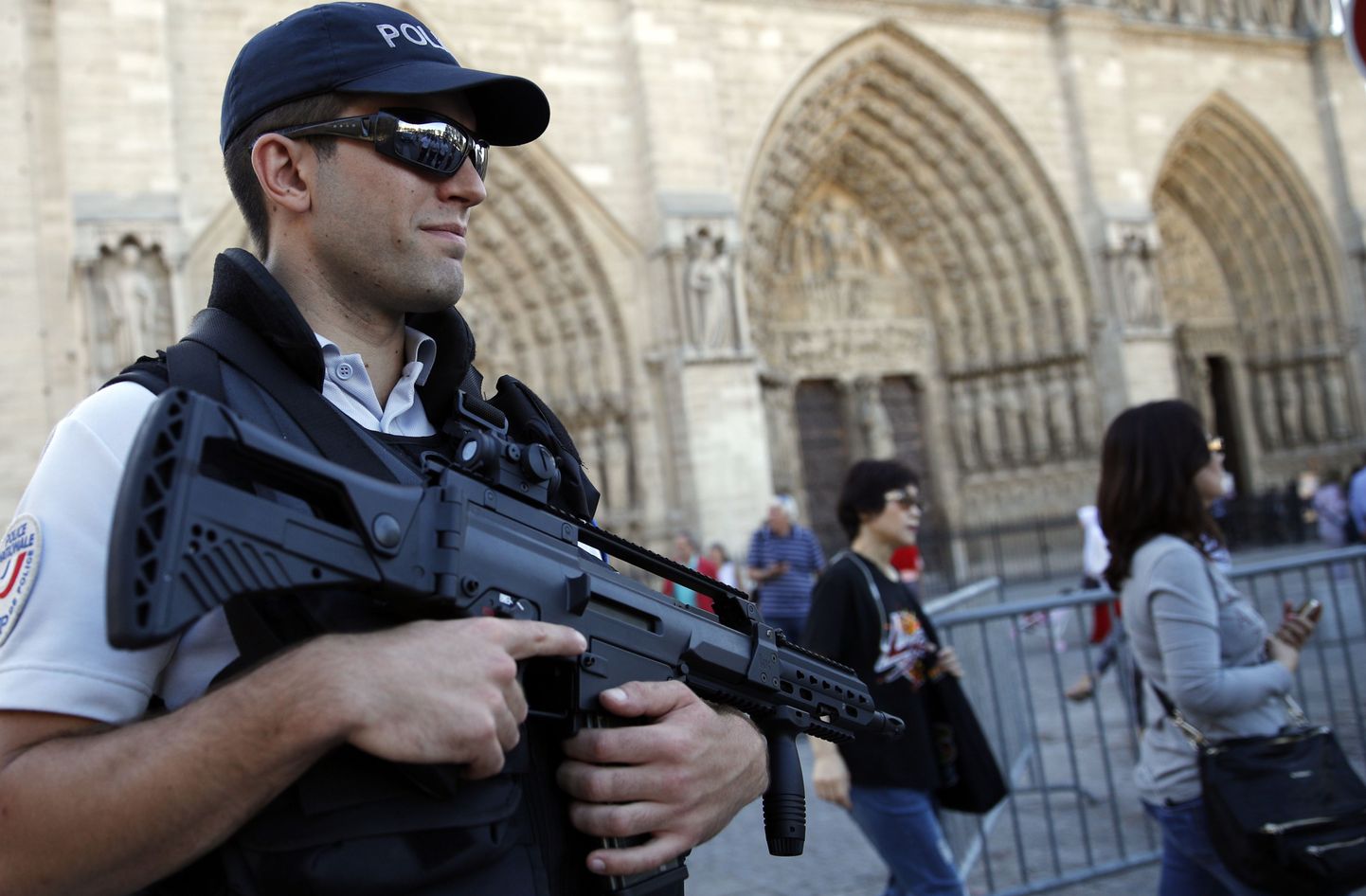 Politseinik Pariisi tänaval valvamas.
