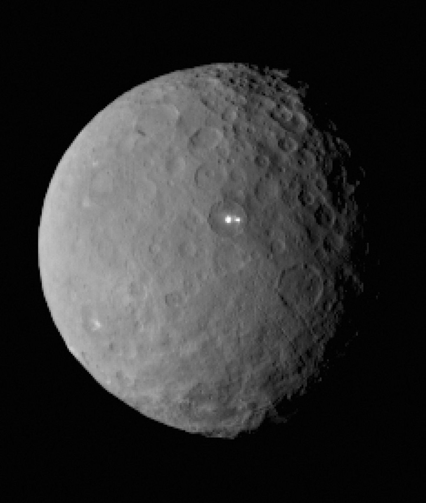 NASA uurimisealuse Dawn tehtid foto kääbusplaneet Ceresest, millel on näha kahte valguslaiku