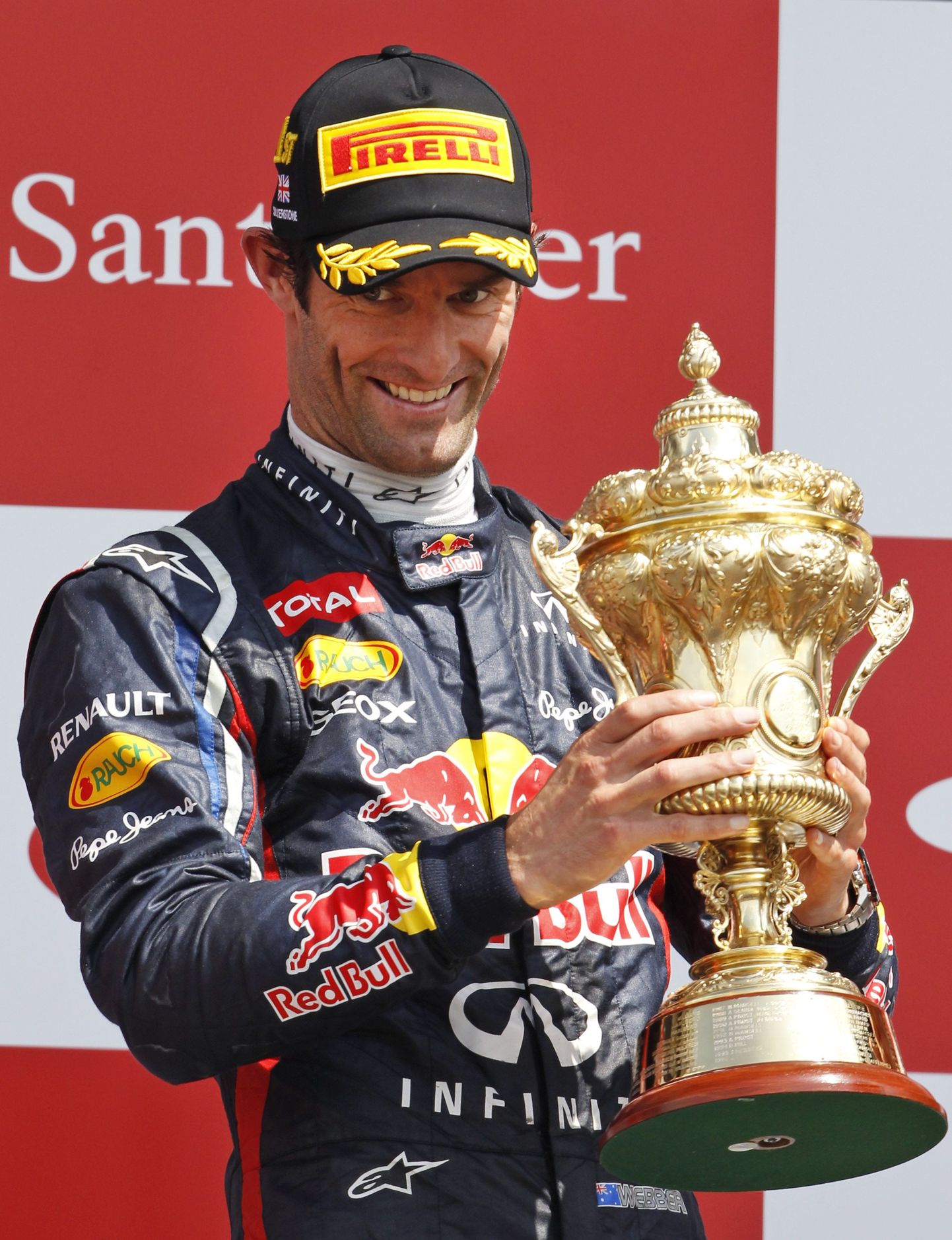 Mark Webber võidukarikaga.