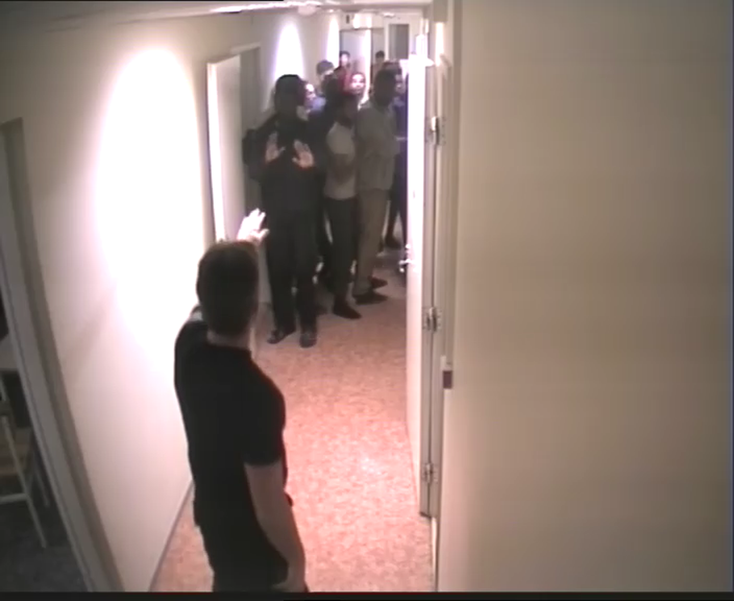 Записи с камер наблюдения Харкуского центра показывают, что на самом деле произошло в коридорах учреждения.
