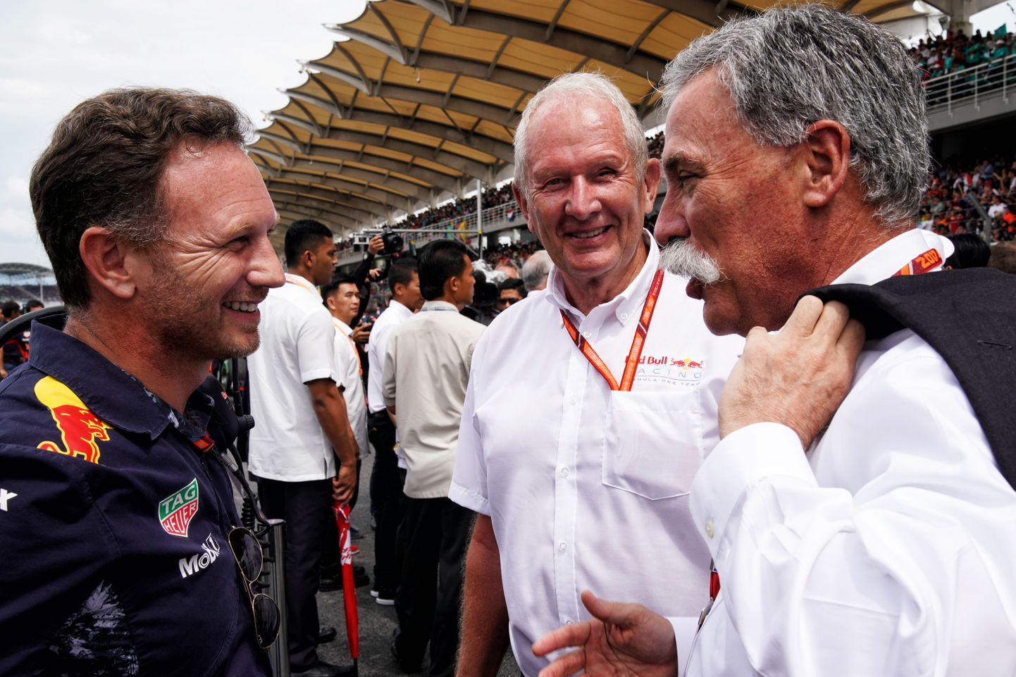 Helmut Marko (keskel) koos Red Bulli tiimijuhi Christian Horneri ja vormel 1 sarja omanikfirma Liberty Media juhatuse esimehe Chase Careyga.
