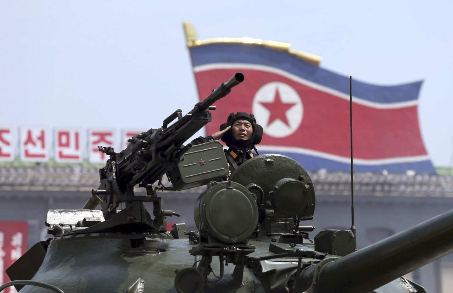 Põhja-Korea sõdur paraadil.