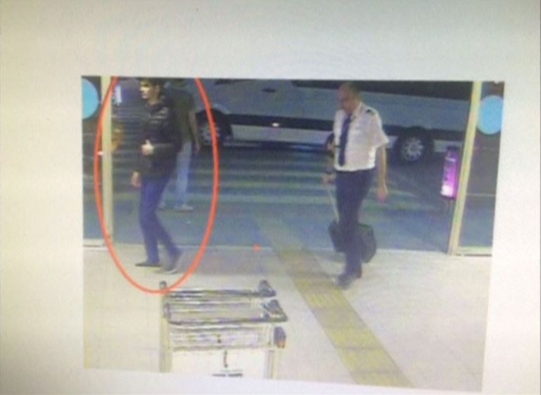 Üks arvatavatest ründajatest terminali ees kõndimas. 