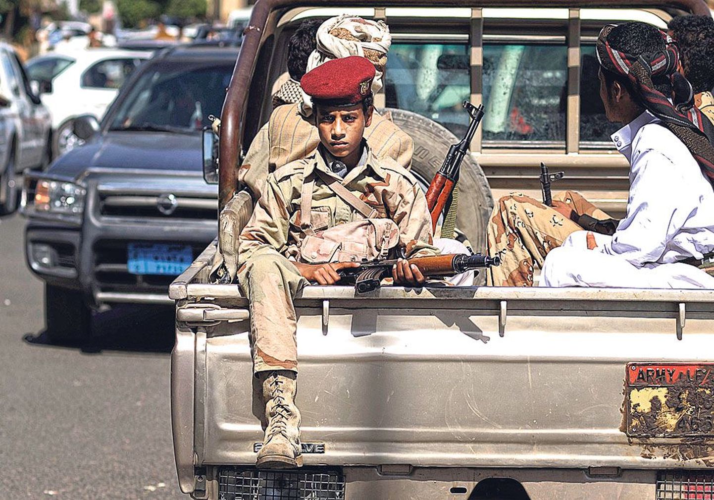 Малолетний боец правительственного военного формирования в Йемене.