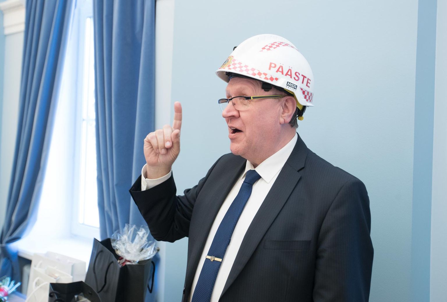 Mart Helme teeb teeb lillale brigaadile oma kuulsat näputrikki.
