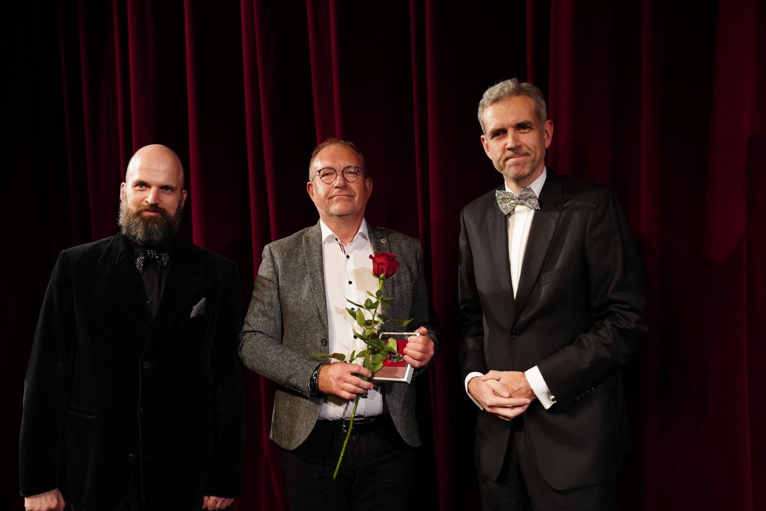 Rakvere teatri koostööpartneri orden kuulub Rakvere haiglale. Ordeni võttis teatri loominguliselt juhilt Peeter Raudsepalt ja Velvo Välilt vastu haigla juht Ain Suurkaev.