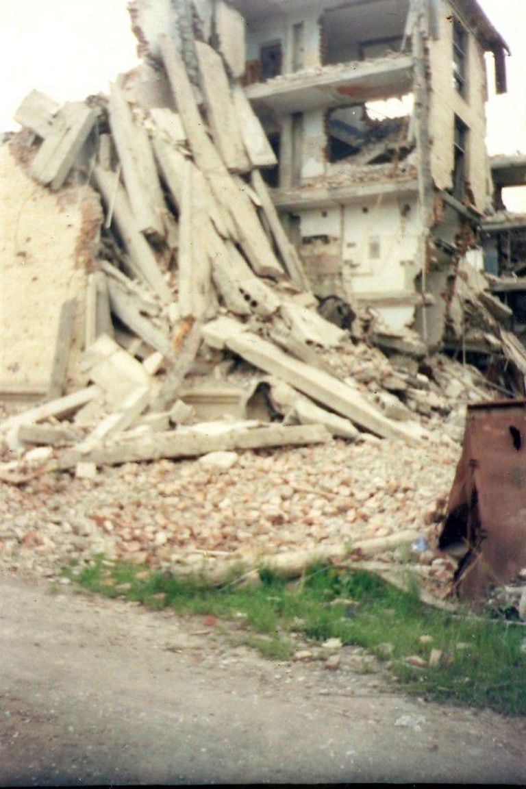 Polina Žerebtsova purukspommitatud kodu Groznõis. 2004.