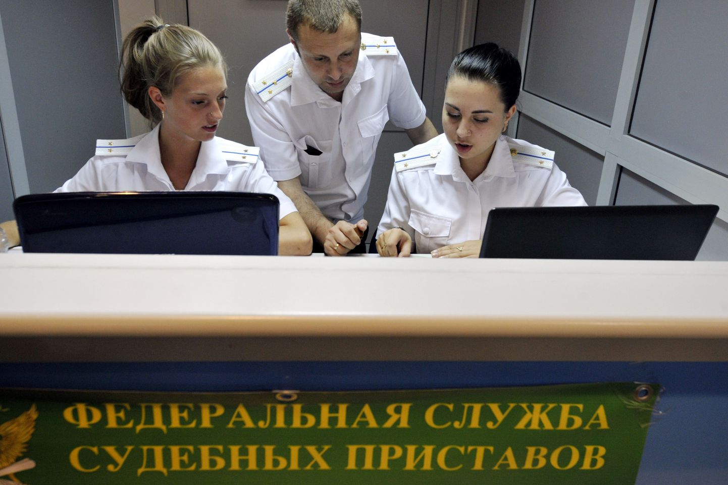 Kohtutäiturite esindajad Moskvas Šeremetjevo lennujaamas.