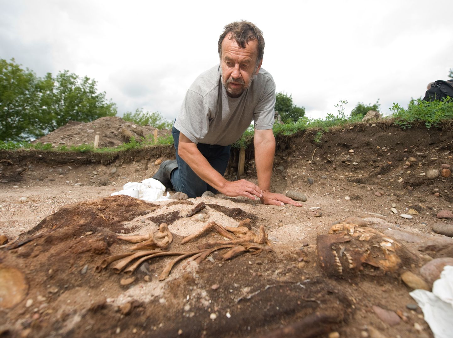 Arheoloogiadoktor Jüri Peets Salme muinaslaeva väljakaevamistel