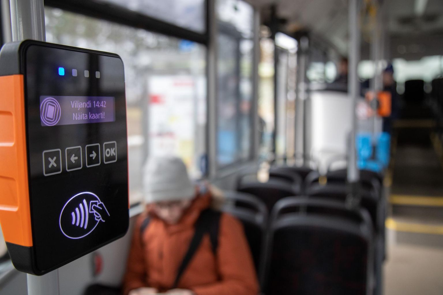 Viljandis tuleb linnaliinibussis näidata validaatorile n-ö tühja kaarti, mis registreerib sõidu. Tulevikus on aga võimalik, et tööealisel reisijal peab olema kaardile kantud raha ja iga sõidukorra eest võetakse tasu.