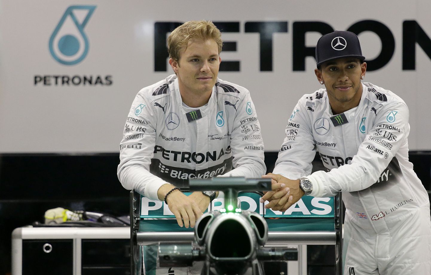 Mercedese vormel-1 meeskonna piloodid Nico Rosberg (vasakul) ja Lewis Hamilton.
