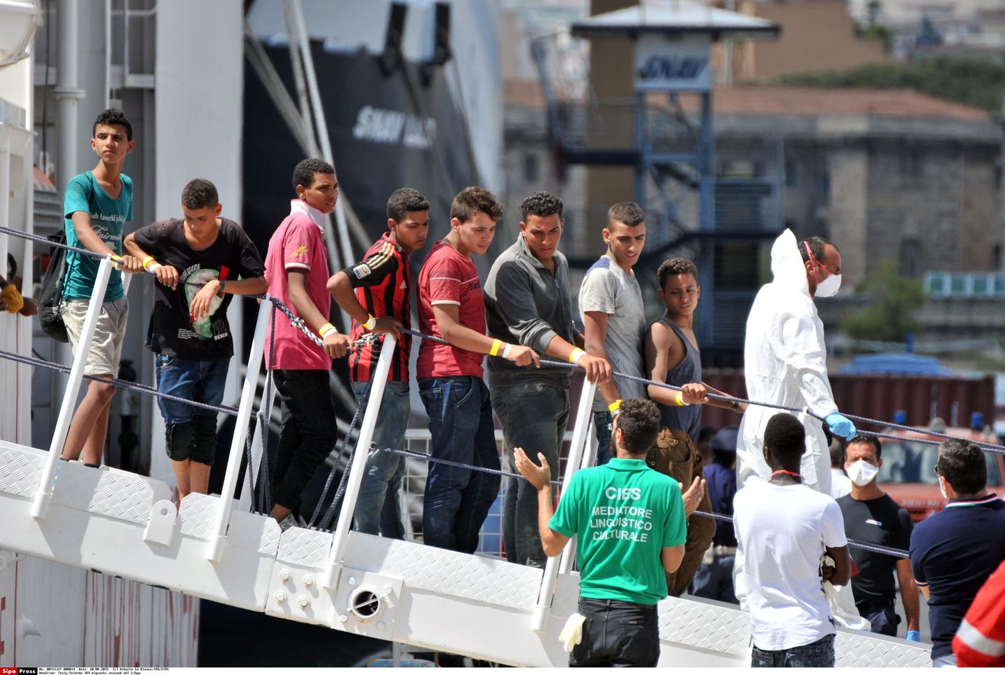 Itaalia rannavalve poolt päästetud pagulased saabumas maale 18. augustil.
