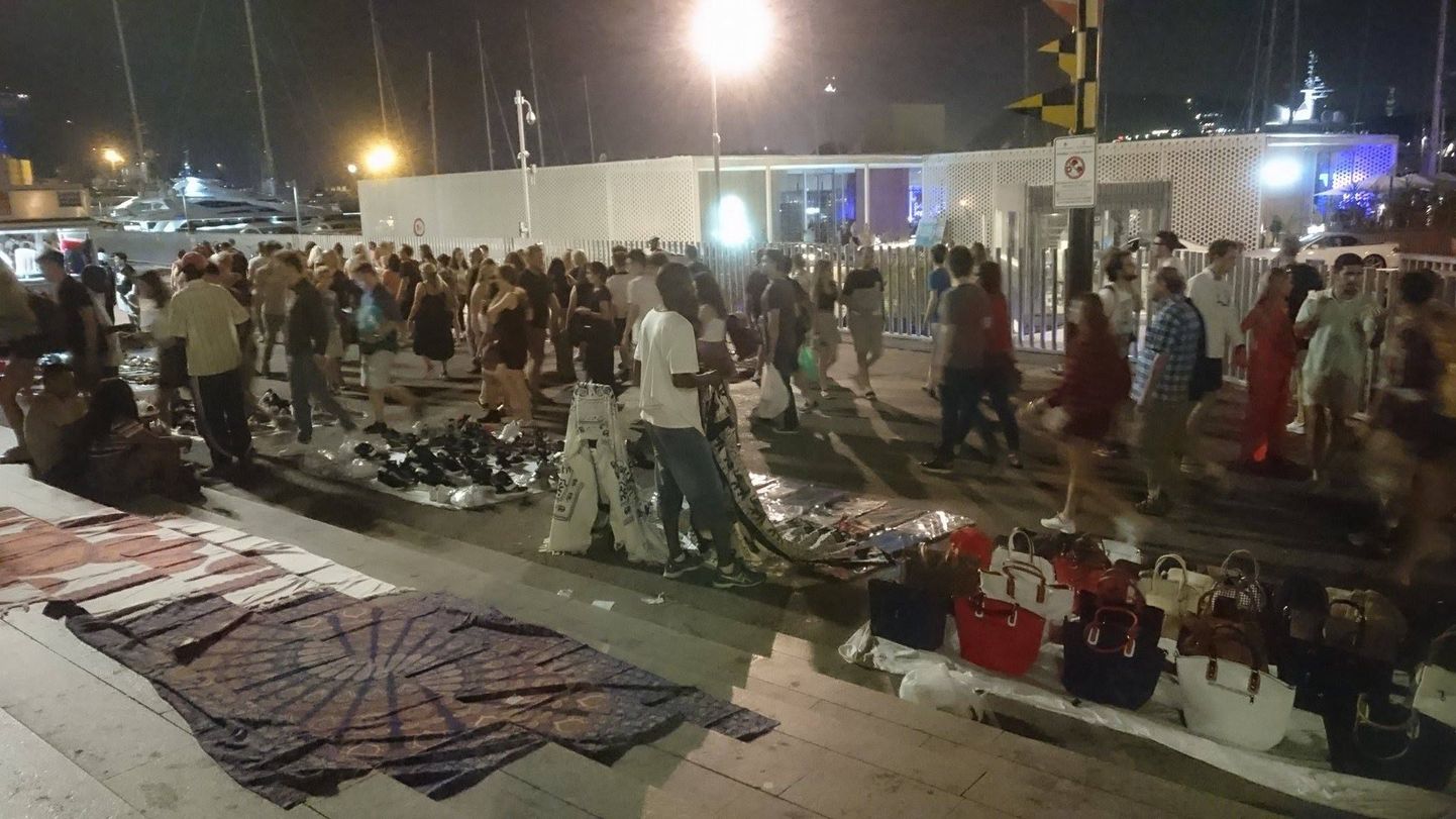 Aafrika päritolu tänavakaubitsejad saavad kangaid ja võltsitud jalatseid-käekotte Barcelonas häirimatult müüa ka südalinnas ja politsei silme all.