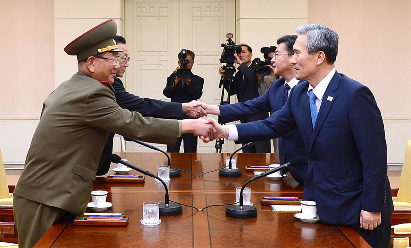 Põhja- ja Lõuna-Korea tipptasemel kõnelused algasid 22. augusti õhtul.