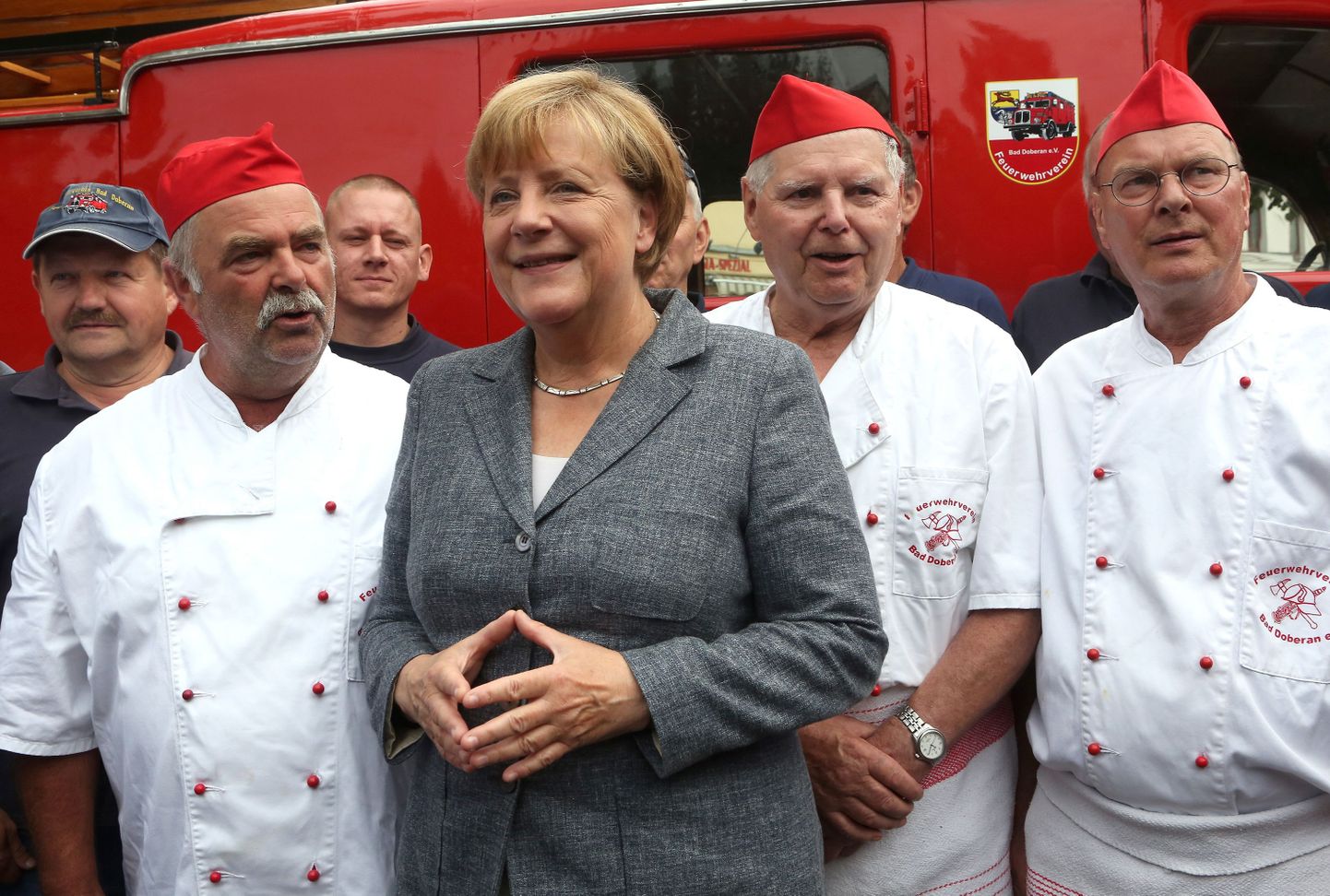 Saksamaa liidukantsler Angela Merkel üleeile Mecklenburg-Vorpommernis Bad Doberanis koos kohaliku tuletõrjeühingu meestega poseerimas.