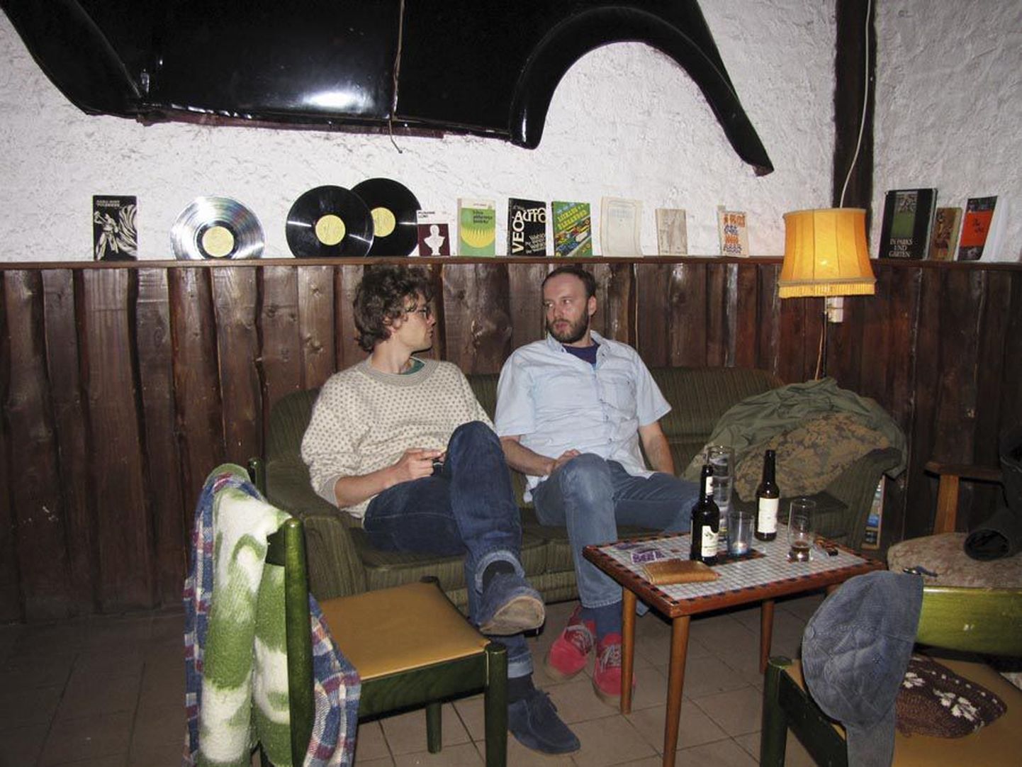 Gregor Taul (vasakul) ja Erki Pruul on Romaani sagedased külalised. Vahel võtavad nad kätte ja korraldavad seal ka ise kultuurseid pidusid.
