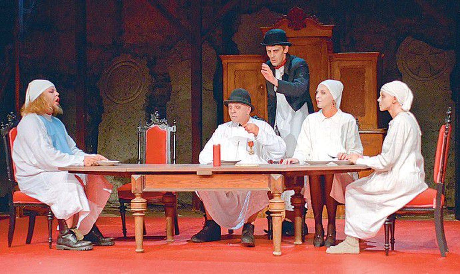 Ennastõgiva, mandunud ühiskonna ressursid on lõppemas. Viimaseid mune söövad Haimon (Ago Anderson), Kreon (Andrus Vaarik), Tereisias (Raimo Pass), Ismene (Külli Reinumägi) ja Antigone (Elina Reinold).