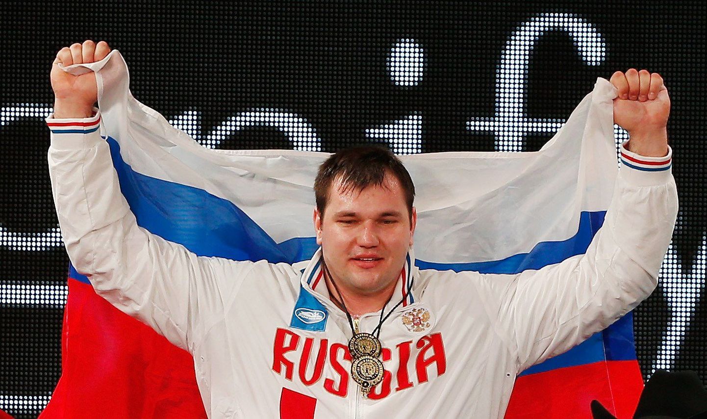 Aleksei Lovtšev tähistamas Houstonis MM-tiitli võitmist.