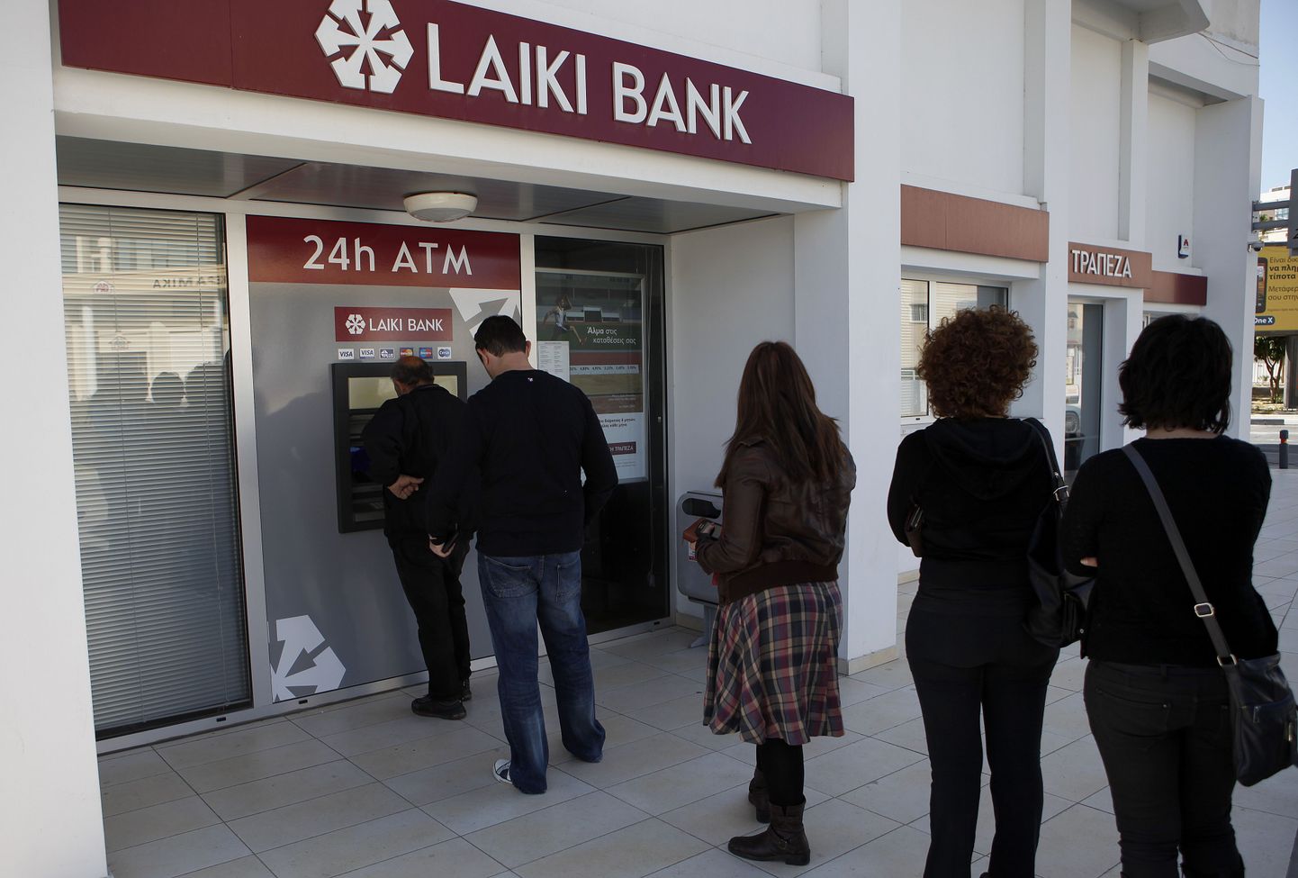 Inimesed täna Larnacas Laiki panga sularahaautomaadi ees sabas seismas.