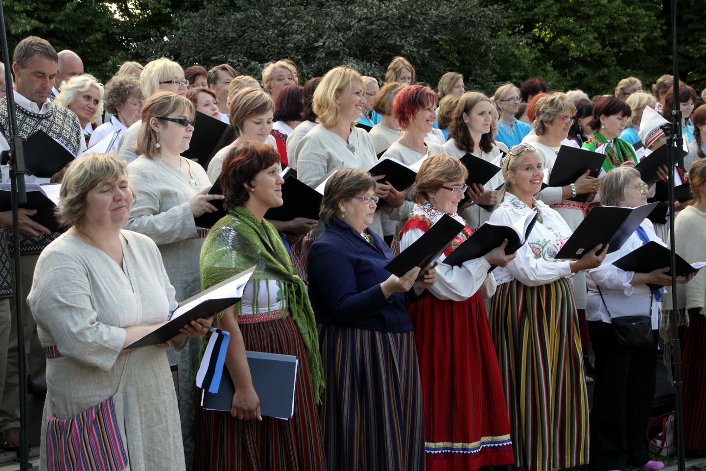 Pärnumaa koorid tähistasid taasiseseisvumispäeva Pärnus Koidula pargis suure ühiskontserdiga.