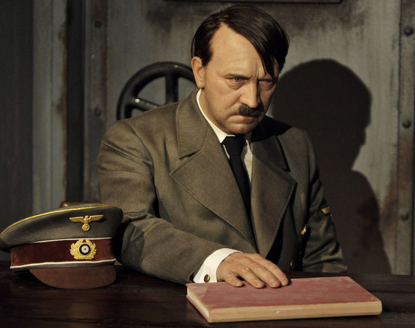 Adolf Hitlerit kujutav vahakuju jäi peast ilma