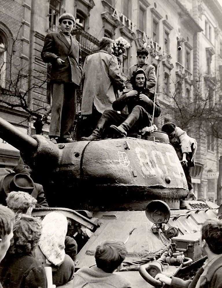 Ungari kommunistliku valitsuse vastu võitlejad Nõukogude tankil 1956. aasta ülestõusu ajal. / Reuters/Scanpix