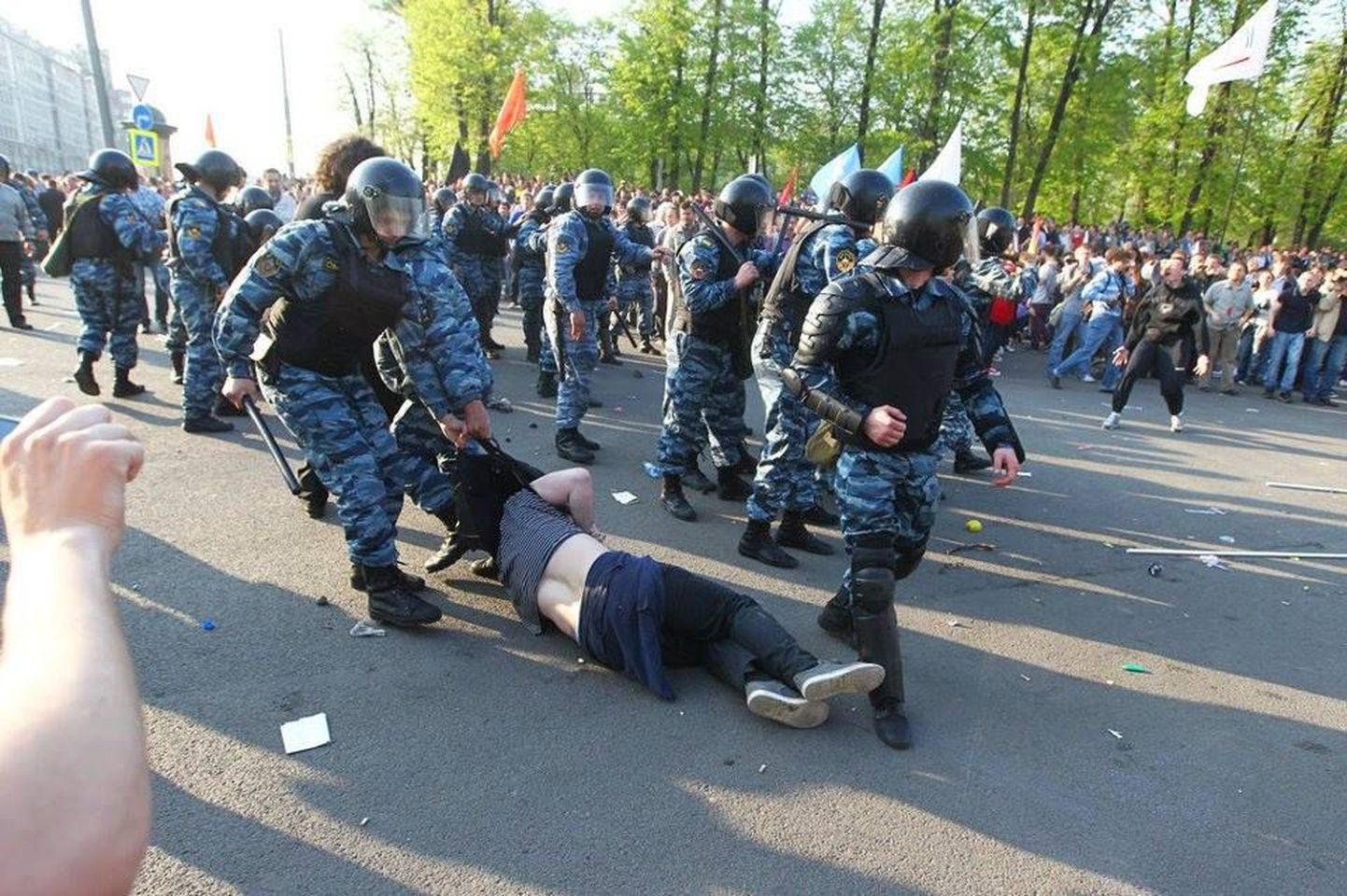 Жесткое задержание Андрея Федотова на Болотной площади попало в объектив камеры журналистов "Новой газеты".