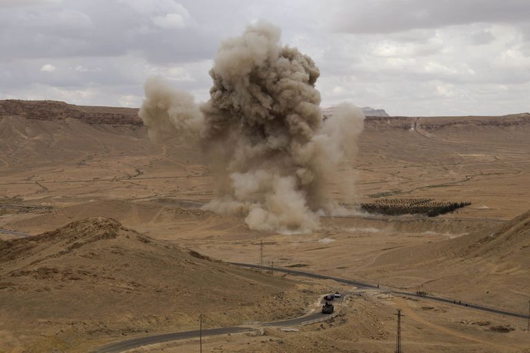 Vene ekspertide demineerimisoperatsioon Palmyras. FOTO: Hassan Ammar/AP/Scanpix