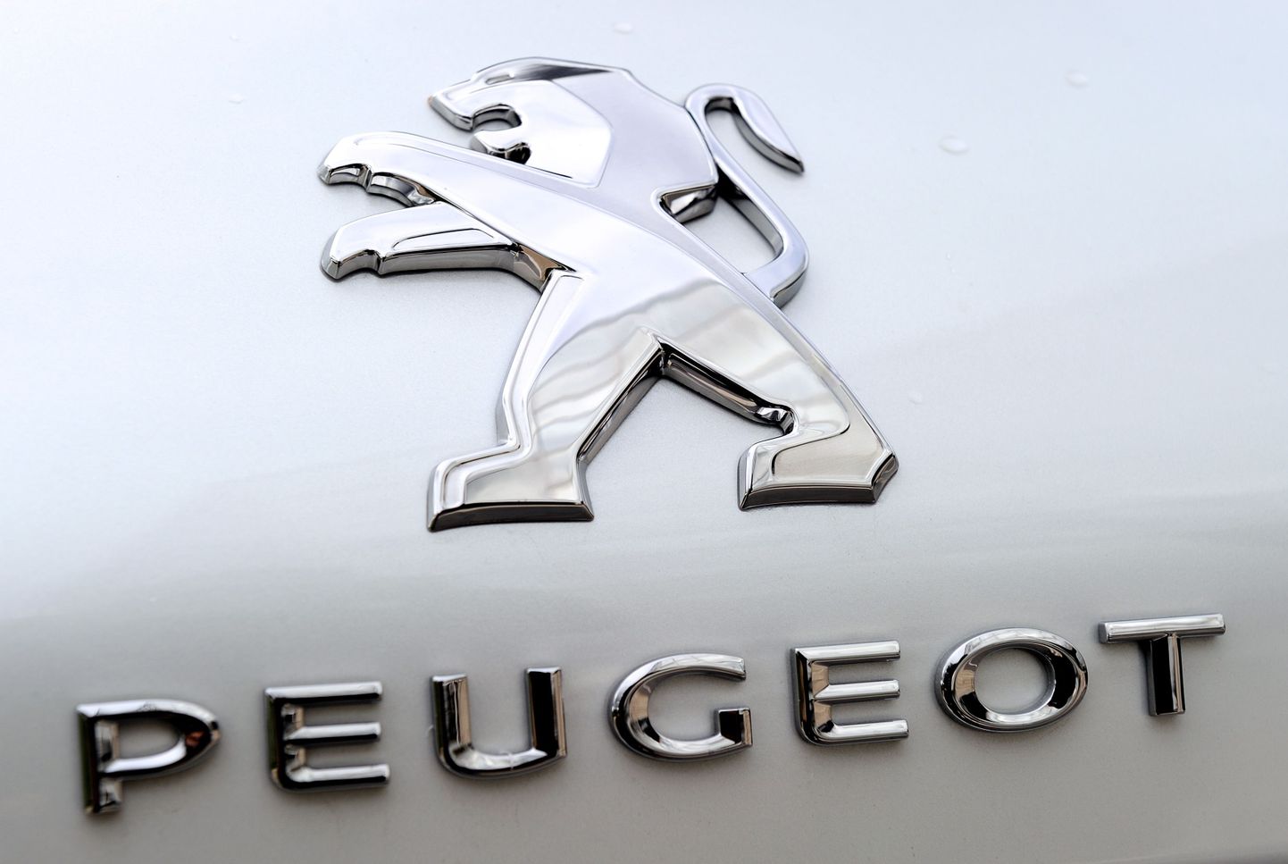 Логотип Peugeot.