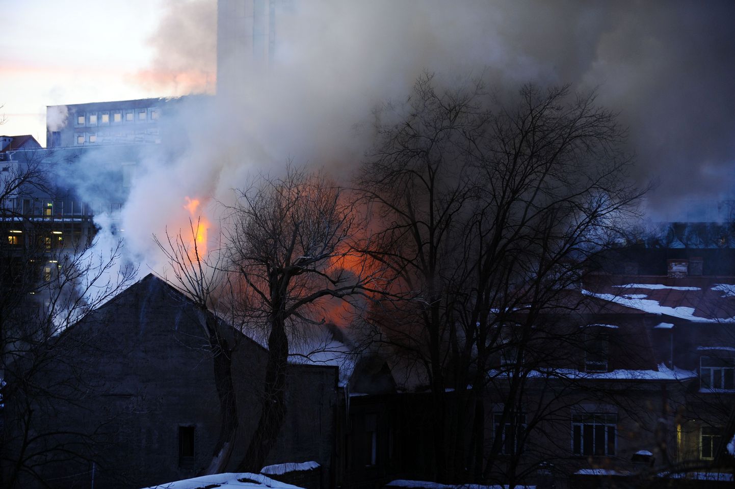 На улице Маарки в центре Таллинна горит дом.