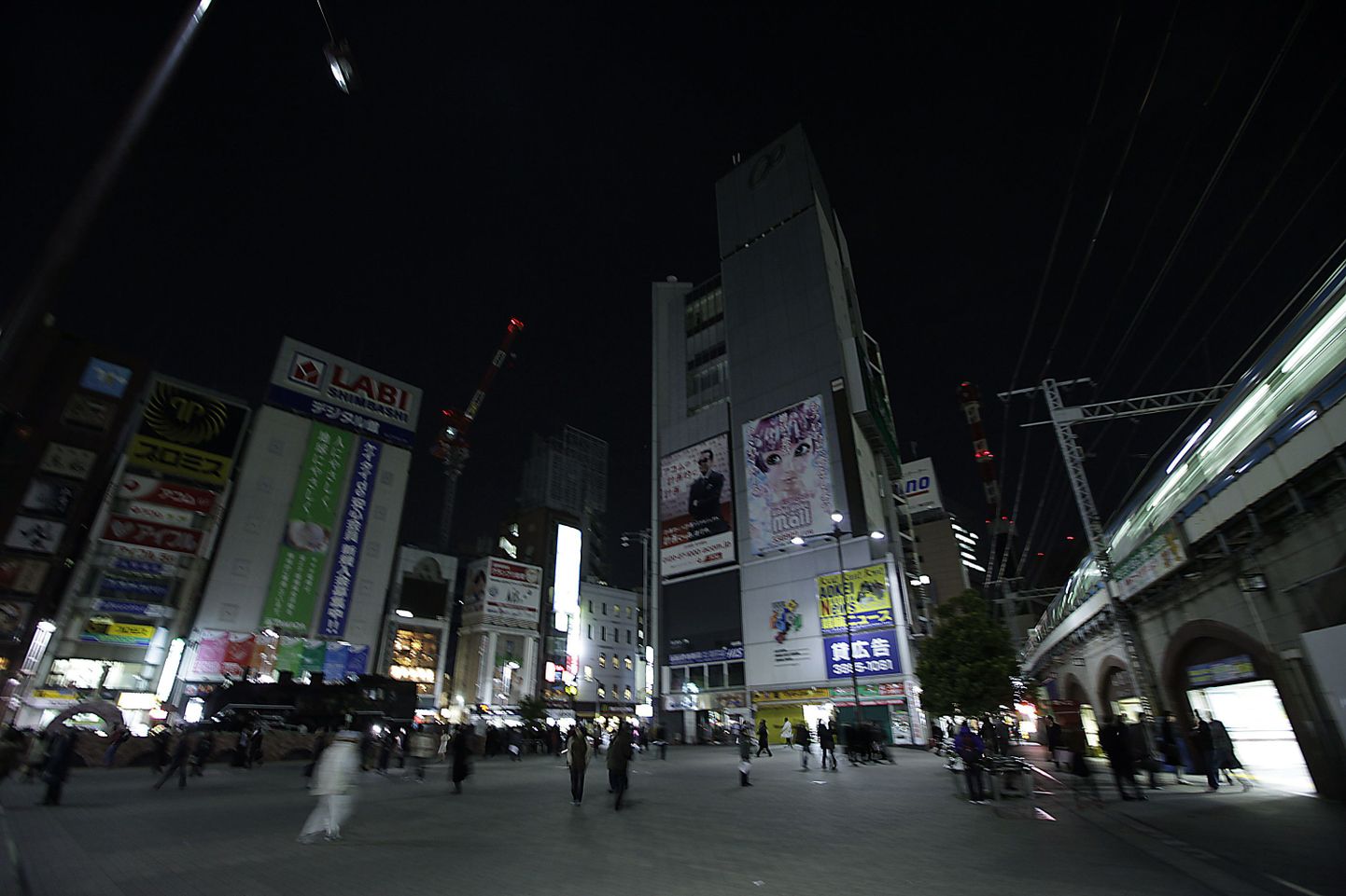 В центре Токио в пятницу вечером (18.03) непривычно мало огней: жители экономят электричество.