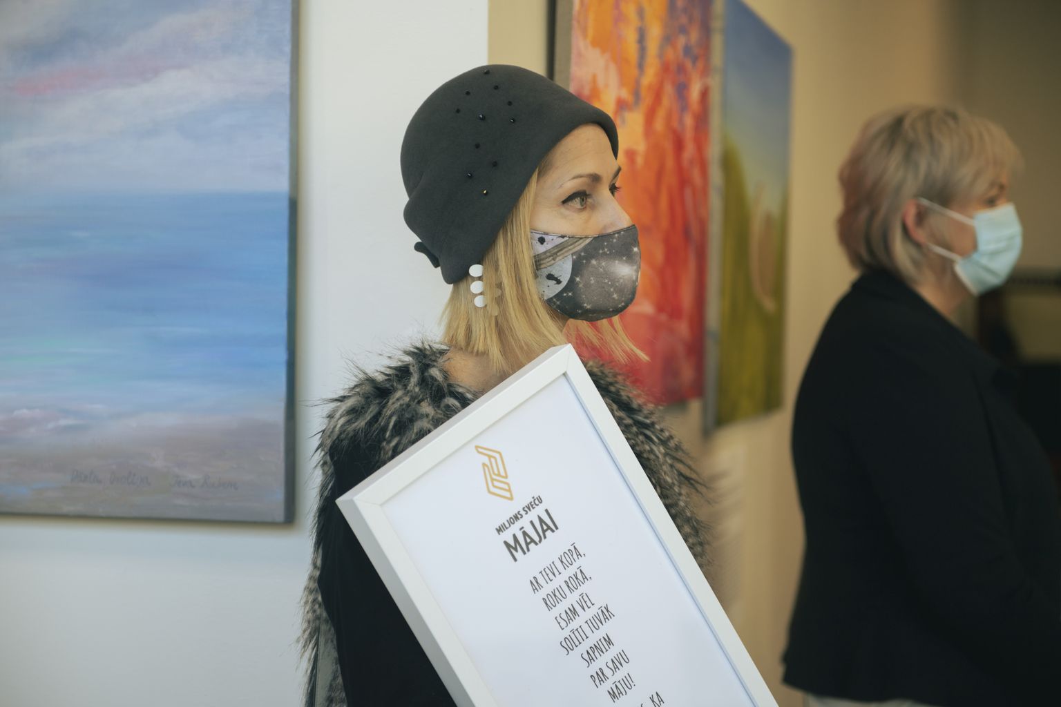 "Miljons sveču grupu māja" projekta ietvaros atklāta izsolei paredzēta izstāde