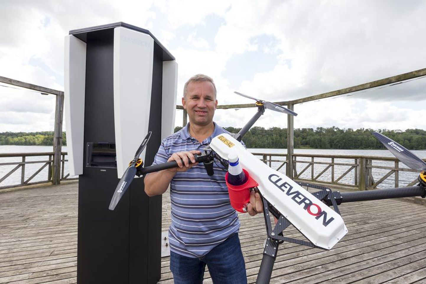 Cleveroni juht Arno Kütt hoiab käes mitukümmend tuhat eurot maksvat drooni, mis janustele pudeli vett randa toob ja ohutult kasti asetab.
