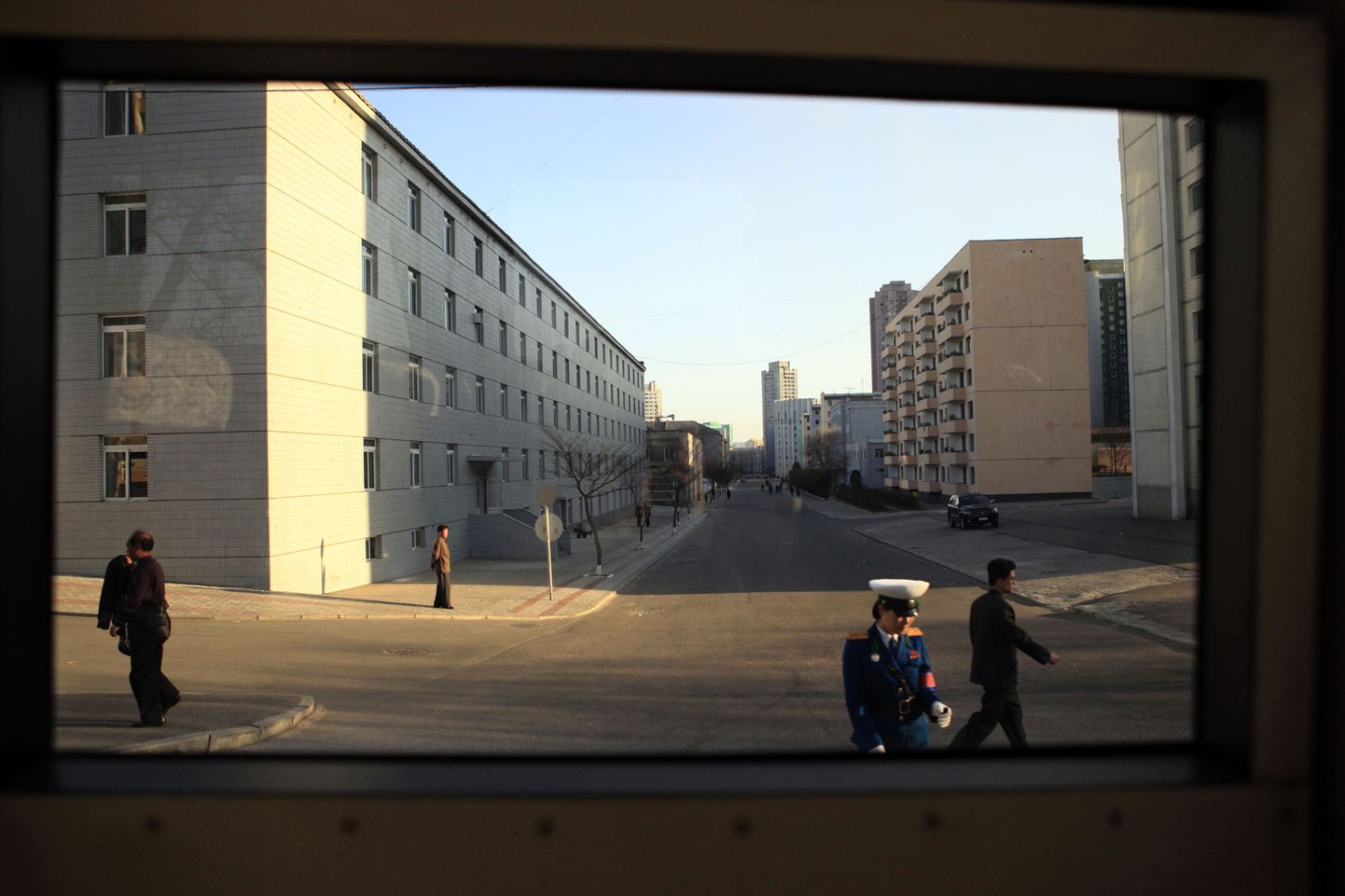 Põhjakorealased Pyongyangi tänavatel, kuhu välismaalasi tavaliselt ei lasta. Pilt on tehtud läbi bussiakna.
